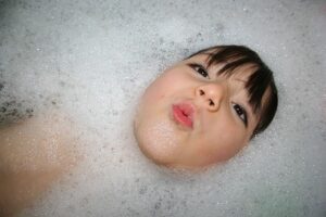 Baño relajante para niños con sales