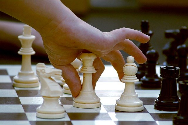 Niño autista jugando ajedrez